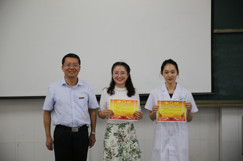10醫(yī)護(hù)學(xué)院的黃莉老師、人文教育學(xué)院的葉晨琳老師獲得二等獎(jiǎng)_編輯.jpg